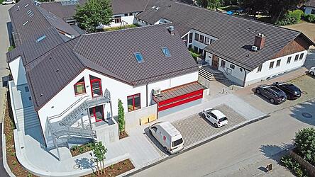 Das Fraunberger Kinderhaus St. Florian ist zu einer modernen Kindertagesst&auml;tte gewachsen. Vorne links im Bild ist der neue Krippen-Erweiterungsbau. Insgesamt finden im gesamten Kinderhauskomplex 211 Kinder Platz, die in zehn Gruppen betreut werden.