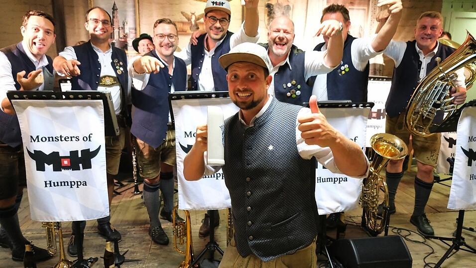 Ein sauwitziges Heimspiel zusammen mit „Monsters of Humppa“ feierte Kabarettist Alfons „Fonse“ Doppelhammer, der Erfinder des halben Maßkrugs, am Samstagabend im Ittlinger Schützenhaus. Ein sauwitziges Heimspiel zusammen mit „Monsters of Humppa“ feierte Kabarettist Alfons „Fonse“ Doppelhammer, der Erfinder des halben Maßkrugs, am Samstagabend im Ittlinger Schützenhaus.