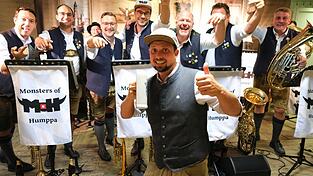 Ein sauwitziges Heimspiel zusammen mit „Monsters of Humppa“ feierte Kabarettist Alfons „Fonse“ Doppelhammer, der Erfinder des halben Maßkrugs, am Samstagabend im Ittlinger Schützenhaus.