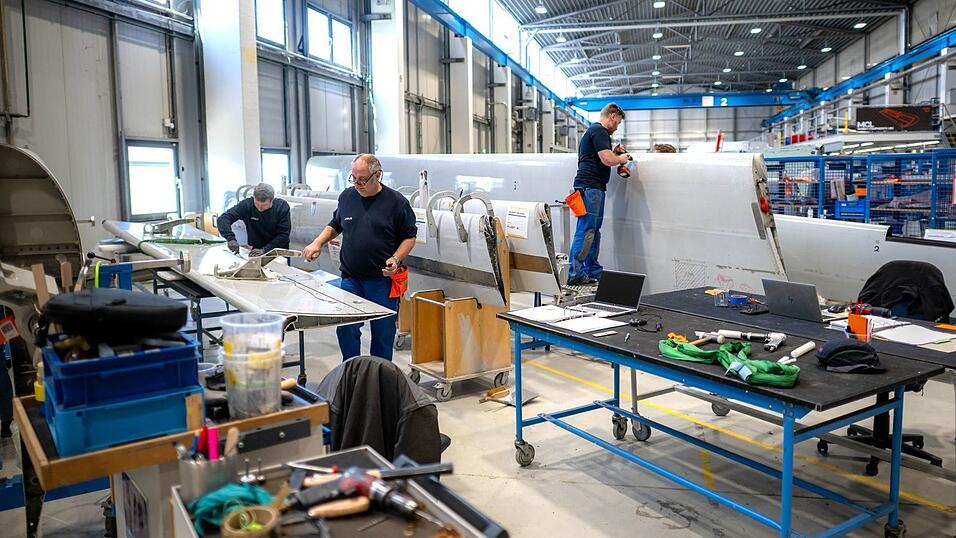 In einer Werkstatt nahe Bremen werden Flugzeugteile aus ganz Europa repariert.