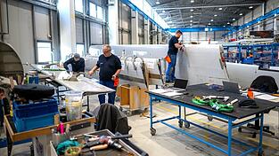 In einer Werkstatt nahe Bremen werden Flugzeugteile aus ganz Europa repariert. In einer Werkstatt nahe Bremen werden Flugzeugteile aus ganz Europa repariert.