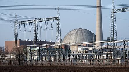 Das ehemalige Atomkraftwerk Grafenrheinfeld. Insgesamt vier Dampferzeuger des ehemaligen Atomkraftwerkes wurden ab Ende Januar aus dem Reaktorgebäude geholt. Das ehemalige Atomkraftwerk Grafenrheinfeld. Insgesamt vier Dampferzeuger des ehemaligen Atomkraftwerkes wurden ab Ende Januar aus dem Reaktorgebäude geholt.