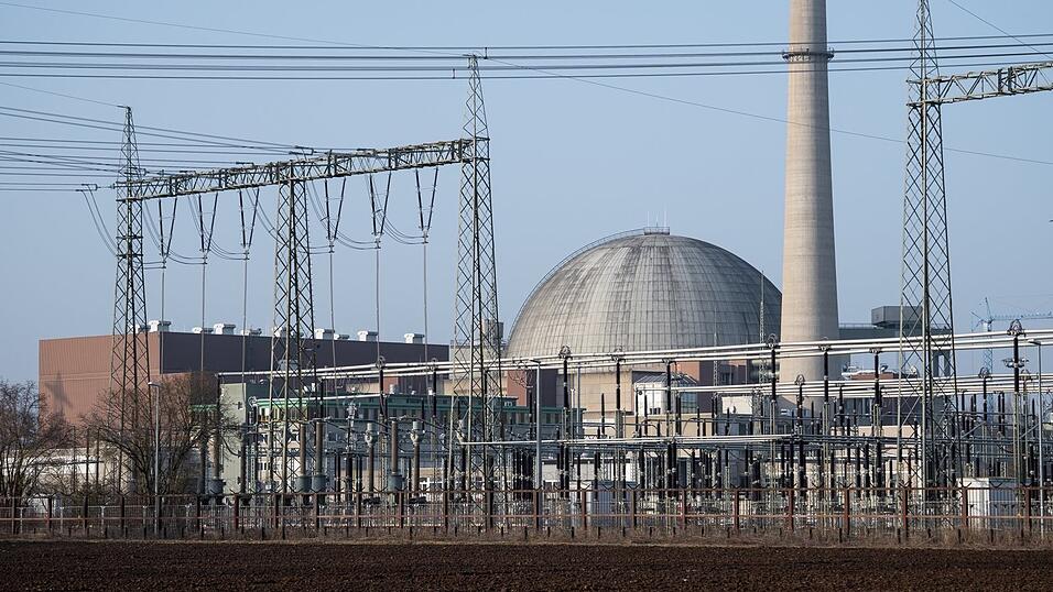 Das ehemalige Atomkraftwerk Grafenrheinfeld. Insgesamt vier Dampferzeuger des ehemaligen Atomkraftwerkes wurden ab Ende Januar aus dem Reaktorgeb&auml;ude geholt.