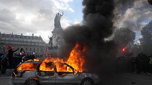 Demonstranten haben auf der Place de la République in Paris ein Auto in Brand gesetzt. Szenen wie diese erwarten die Behörden in Deutschland nicht. Eine Parfümkette will dennoch vorsorglich ein Dutzend Filialen geschlossen lassen. Demonstranten haben auf der Place de la République in Paris ein Auto in Brand gesetzt. Szenen wie diese erwarten die Behörden in Deutschland nicht. Eine Parfümkette will dennoch vorsorglich ein Dutzend Filialen geschlossen lassen.