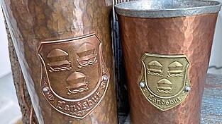 Pelzers Becher sind bei vielen ein wichtiges Accessoire auf der Landshuter Hochzeit.