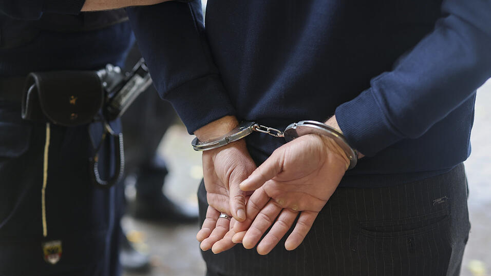 Drei Personen wurden in Prackenbach festgenommen, nachdem sie in Viechtach einen Diebstahl begangen hatten. (Symbolbild)