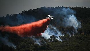 Nach einer Hitzewelle kämpft die Feuerwehr vielerorts in Südfrankreich gegen Waldbrände.