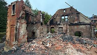Das ehemalige Jagdschloss im Thiergarten bei Donaustauf ist vergangene Woche nahezu vollständig abgebrannt. Nun wurde die Feuerwehr erneut in den Thiergarten gerufen. (Archivfoto)