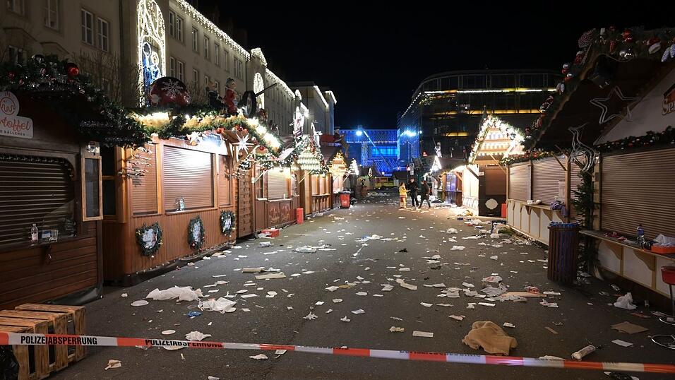 Ein Blick auf den abgesperrten Weihnachtsmarkt in Magdeburg nach der Todesfahrt. (Archivbild)