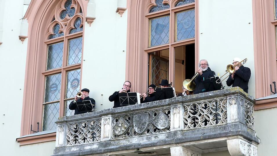 Die Landshuter Turmbl&auml;ser spielen traditionell am 1. Januar am Rathausbalkon.
