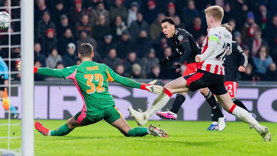 Der Gl&uuml;cksmoment: Jamal Musiala (M) erzielt sein Comeback-Tor zum 1:0.