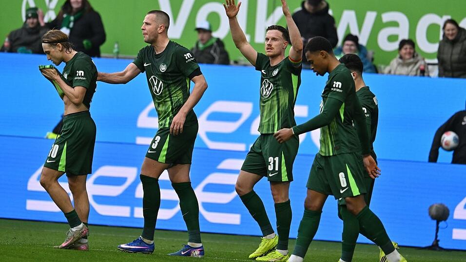 Brachte den VfL Wolfsburg in F&uuml;hrung: Ersatz-Kapit&auml;n Yannick Gerhardt (3.v.l.)