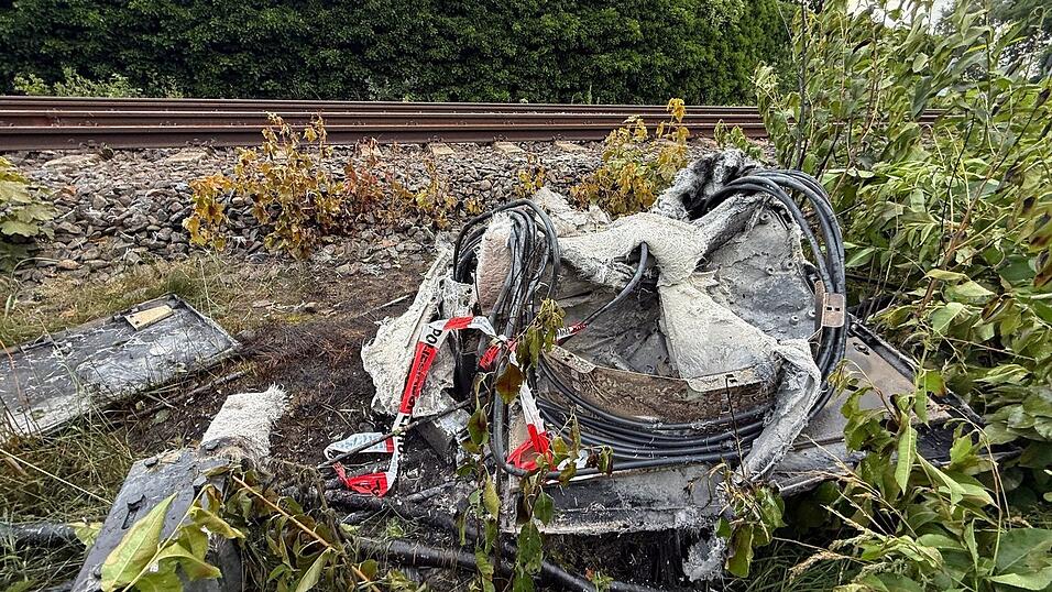 In Neu Wulmstorf brannte ein Verteilerkasten der Deutschen Bahn, der Zugverkehr wurde eingestellt. In Neu Wulmstorf brannte ein Verteilerkasten der Deutschen Bahn, der Zugverkehr wurde eingestellt.