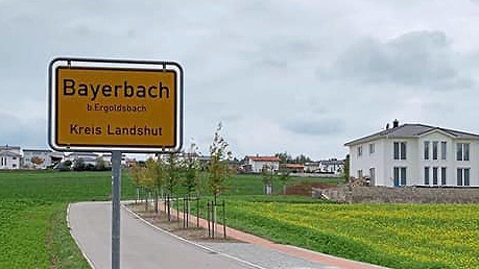 Am Montag zierte noch das Ortsschild von Bayerbach den Ergoldsbacher Ortseingang 'Am Kapellenberg'. Am Montag zierte noch das Ortsschild von Bayerbach den Ergoldsbacher Ortseingang 'Am Kapellenberg'.