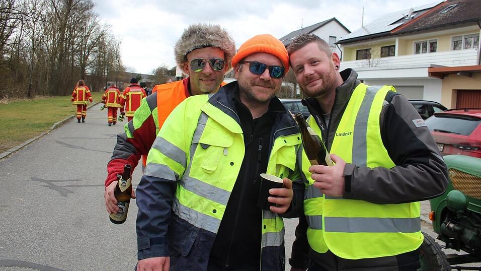 Viele Faschings-Fans haben sich am Samstag den Umzug in Langenbach angesehen. Viele Faschings-Fans haben sich am Samstag den Umzug in Langenbach angesehen.