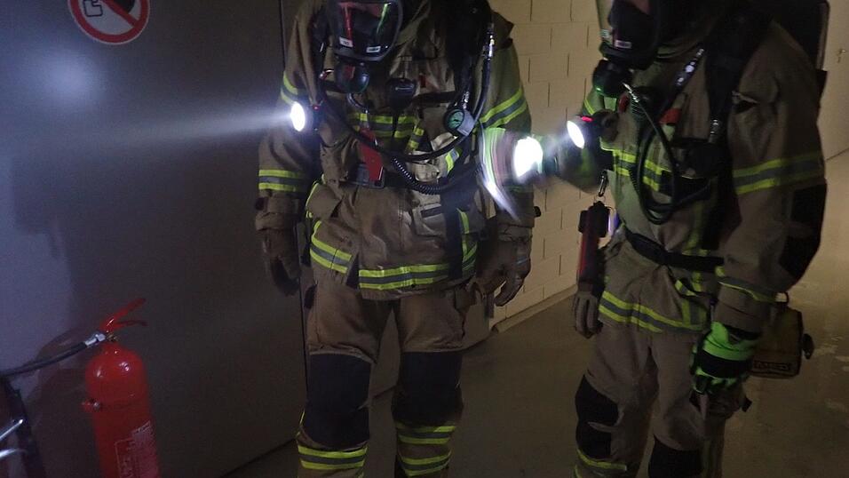 Um den Brand zu löschen, betraten mehrere Einsatzgrupppen mit Atemschutz das Gebäude. Um den Brand zu löschen, betraten mehrere Einsatzgrupppen mit Atemschutz das Gebäude.