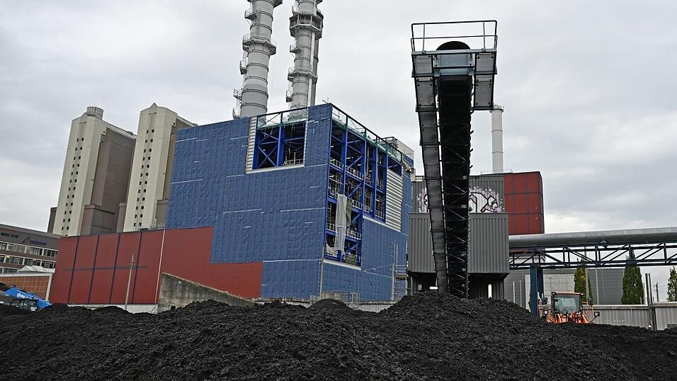 Kohle ist noch der drittwichtigste Energieträger der deutschen Stromproduktion, aber die Menge an Strom aus dem fossilen Brennstoff sinkt. (Symbolbild)