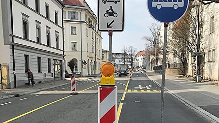 Ein neues Verkehrszeichen in Straubing: Auf der rechten Fahrspur d&uuml;rfen nur Linienbusse der Stadtwerke fahren. Autos geh&ouml;ren auf die mittlere Spur.