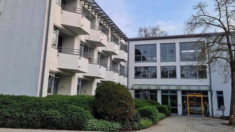 Das Heiliggeist-B&uuml;rgerspital in Landau. Auf dem Gel&auml;nde kam eine Seniorin vom Weg ab und st&uuml;rzte in einen Fensterschacht. (Symbolbild)