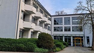 Das Heiliggeist-Bürgerspital in Landau. Auf dem Gelände kam eine Seniorin vom Weg ab und stürzte in einen Fensterschacht. (Symbolbild) Das Heiliggeist-Bürgerspital in Landau. Auf dem Gelände kam eine Seniorin vom Weg ab und stürzte in einen Fensterschacht. (Symbolbild)