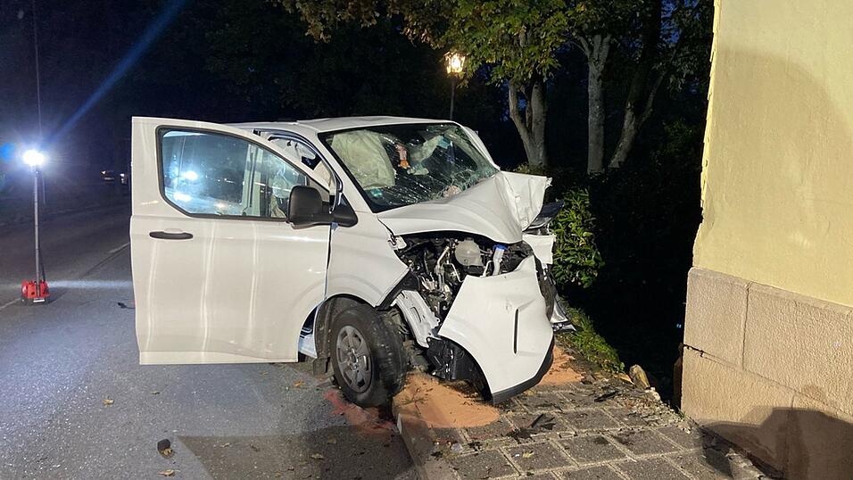 Sieben Menschen wurden verletzt, als eine Fahrerin aus Sonneberg /Thüringen ihren Kleinbus an eine Hauswand im oberfränkischen Sonnefeld setzte. Sieben Menschen wurden verletzt, als eine Fahrerin aus Sonneberg /Thüringen ihren Kleinbus an eine Hauswand im oberfränkischen Sonnefeld setzte.