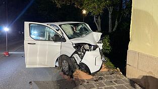 Sieben Menschen wurden verletzt, als eine Fahrerin aus Sonneberg /Th&uuml;ringen ihren Kleinbus an eine Hauswand im oberfr&auml;nkischen Sonnefeld setzte.