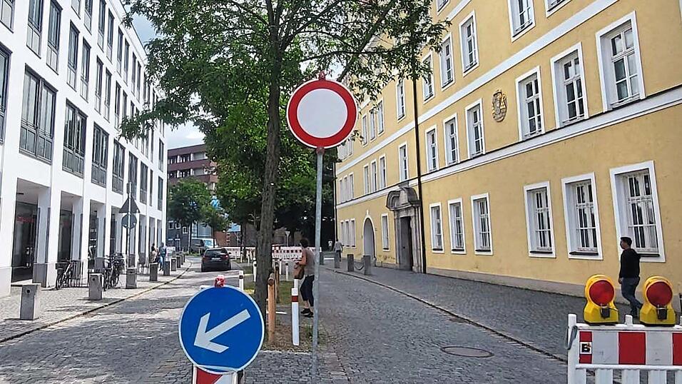 Voraussichtlich im September 2025 wandert die Ursulinen-Baustelle von der Neustadt zum Bischof-Sailer-Platz/Alter Viehmarkt. Dann m&uuml;ssen der Gehweg und eine Fahrspur entlang der Ursulinenschule f&uuml;r die Baustelleneinrichtung gesperrt werden - so wie bereits momentan aufgrund von Fernw&auml;rmearbeiten der Stadtwerke.