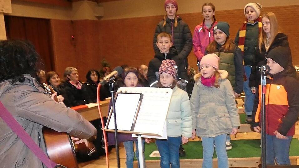 Der Kinderchor Döfering mit Barbara Zwicknagl Der Kinderchor Döfering mit Barbara Zwicknagl