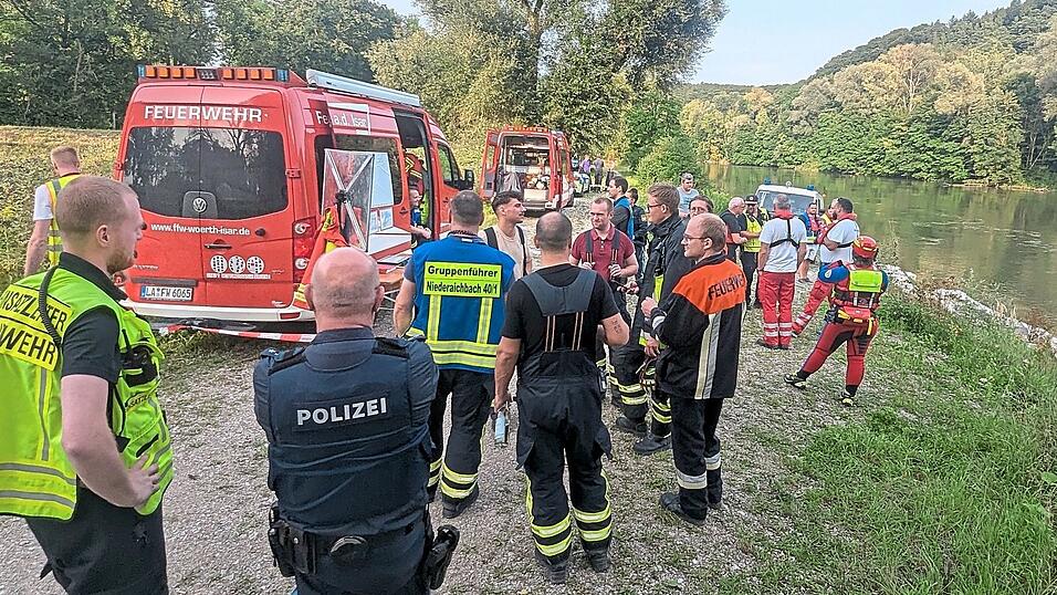 Mit drei Booten suchten Wasserwacht und THW nach dem Vermissten. Mit drei Booten suchten Wasserwacht und THW nach dem Vermissten.