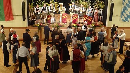 Beste Tanzlmusik spielten die Tanngrindler Musikanten aus Hemau und sorgten für eine voll belegte Tanzfläche. Fotos: