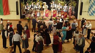 Beste Tanzlmusik spielten die Tanngrindler Musikanten aus Hemau und sorgten für eine voll belegte Tanzfläche. Fotos: