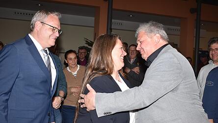 Als fairer Verlierer gratulierte Andreas Kletzmeier dem neuen B&uuml;rgermeister.