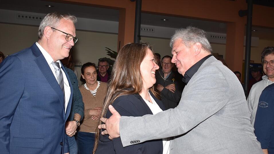 Als fairer Verlierer gratulierte Andreas Kletzmeier dem neuen B&uuml;rgermeister.