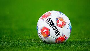 Ein Fu&szlig;ball liegt auf dem Rasen. (Symbolbild)