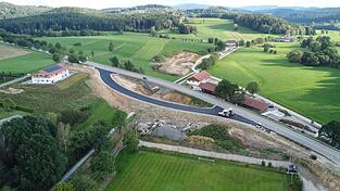 Die neue Umfahrung ist gebaut und wurde in dieser Woche ashpaltiert. In den kommenden Wochen beginnt der Rückbau der Bundessstraßenbrücke über den Rad und Gehweg. Die neue Umfahrung ist gebaut und wurde in dieser Woche ashpaltiert. In den kommenden Wochen beginnt der Rückbau der Bundessstraßenbrücke über den Rad und Gehweg.