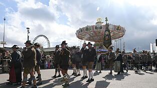 Böllerschützen verlassen den Platz unterhalb der Bavaria am letzten Tag des Oktoberfestes. Böllerschützen verlassen den Platz unterhalb der Bavaria am letzten Tag des Oktoberfestes.