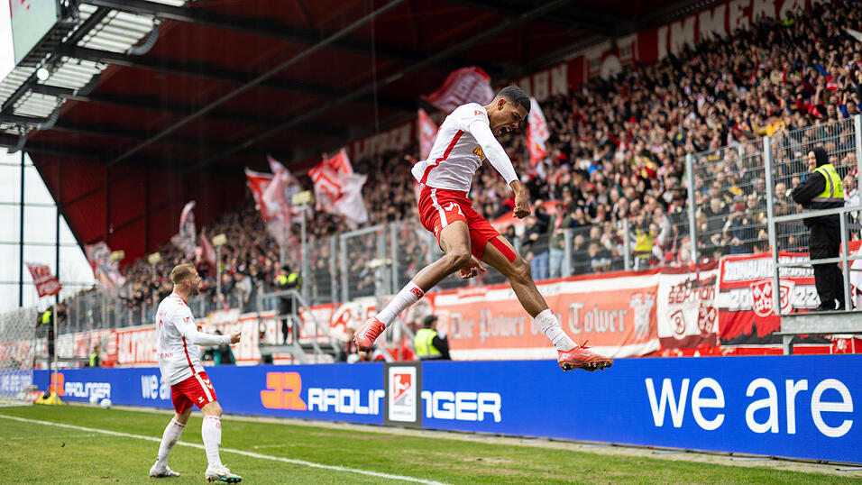 Ganaus macht dem 'Club' den Garaus - und lässt seinem Kopfball-Siegtreffer vor ausverkauftem Haus einen ebenso sehenswerten Luftsprung folgen. Ganaus macht dem 'Club' den Garaus - und lässt seinem Kopfball-Siegtreffer vor ausverkauftem Haus einen ebenso sehenswerten Luftsprung folgen.