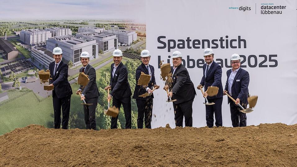 Mit einem feierlichen Spatenstich wurde die Baustelle in Lübbenau eingeweiht. Mit einem feierlichen Spatenstich wurde die Baustelle in Lübbenau eingeweiht.