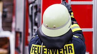 Feuerwehreinsatz in einer engen Stra&szlig;e: Ein eingesunkener Teleskoplader musste befreit werden. (Symbolbild)