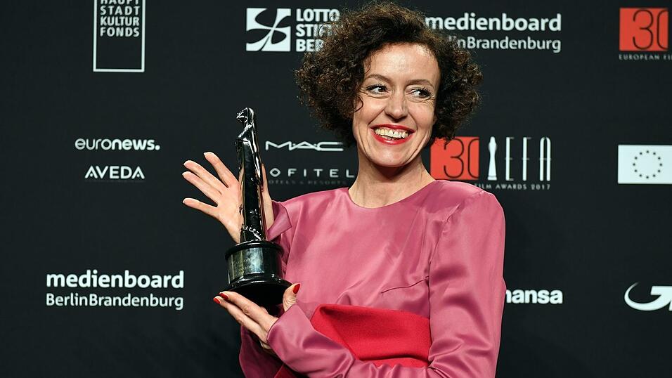 Die deutsche Schauspielerin und Filmregisseurin Maria Schrader h&auml;lt nach der Verleihung der 30. European Film Awards den Publikumspreis f&uuml;r ihren Film 'Vor der Morgenr&ouml;te' in H&auml;nden.