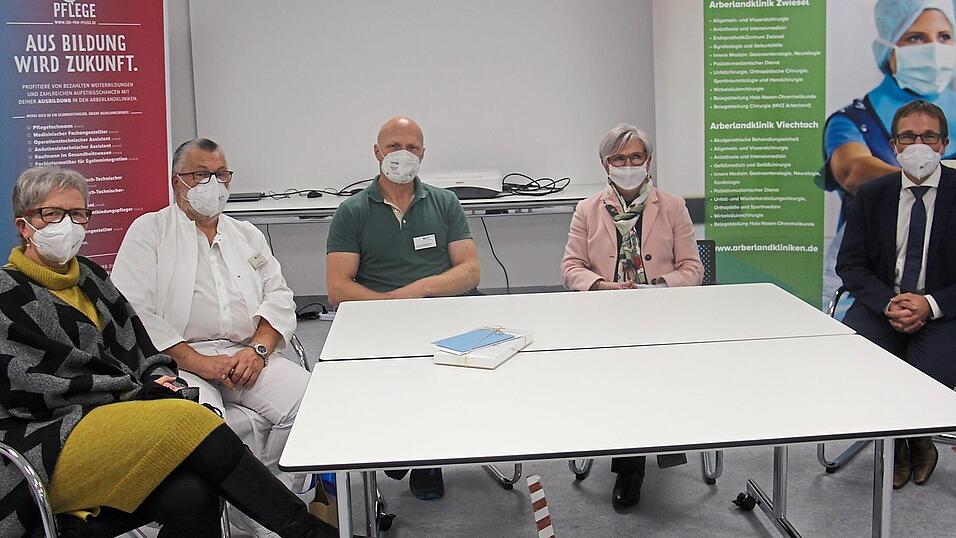 Bei der Verabschiedung: Petra Schäfer (v.li.), Dr. Michael Schäfer, Dr. Josef Penzkofer, Landrätin Rita Röhrl und Klinikvorstand Christian Schmitz. Bei der Verabschiedung: Petra Schäfer (v.li.), Dr. Michael Schäfer, Dr. Josef Penzkofer, Landrätin Rita Röhrl und Klinikvorstand Christian Schmitz.