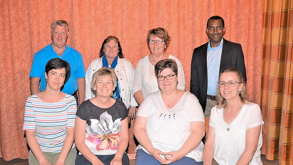 Die neugewählte Führungsmannschaft des KDFB Riekofen mit Pfarrer Pater Alexander (rechts), Bürgermeister Hans Schiller (links) und Bezirksvorsitzender Cornelia Westermeier-Jobst (Zweite von links hinten).