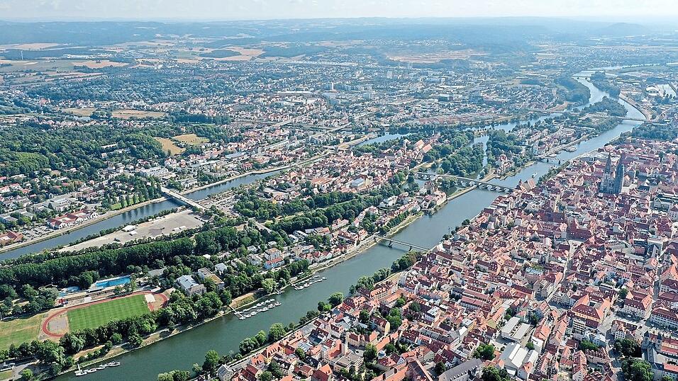 Schnell gelangt man aus der Altstadt mit dem Dom (rechts im Bild) &uuml;ber die Steinerne Br&uuml;cke nach Stadtamhof und Steinweg. Doch &uuml;ber die Br&uuml;cke zu heiraten war lange verp&ouml;nt, schlie&szlig;lich geh&ouml;rte Stadtamhof zu Bayern, w&auml;hrend Regensburg Freie Reichsstadt war.