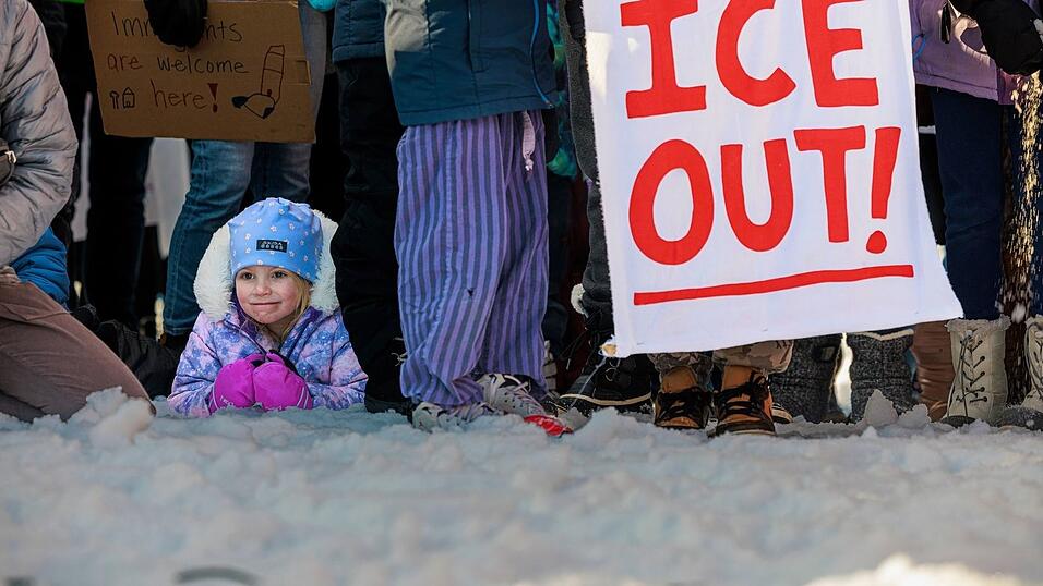Menschen protestieren gegen die Pr&auml;senz der US-Einwanderungsbeh&ouml;rde ICE.