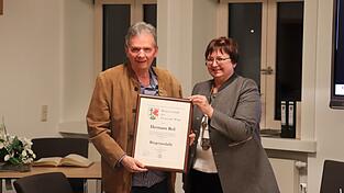 Eigentlich h&auml;tte Hermann Reil die B&uuml;rgermedaille beim Neujahrsempfang bekommen sollen. Da der Ehrenb&uuml;rger kurzfristig absagen musste, bekam er sie nun im Gemeinderat - gegen Eintrag ins Goldene Buch.