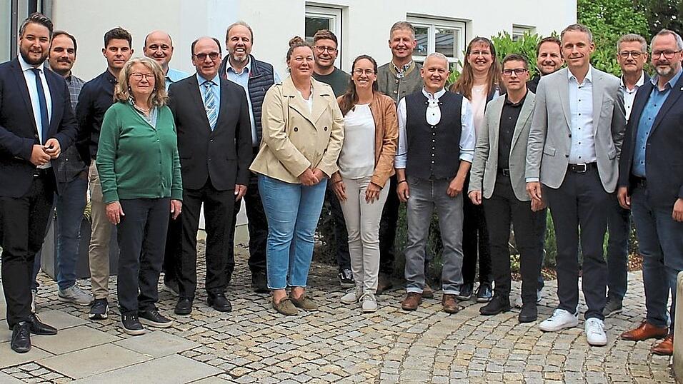 Der Reisbacher Marktgemeinderat mit B&uuml;rgermeister Rolf-Peter Holzleitner.