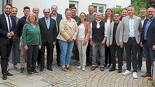 Der Reisbacher Marktgemeinderat mit B&uuml;rgermeister Rolf-Peter Holzleitner.