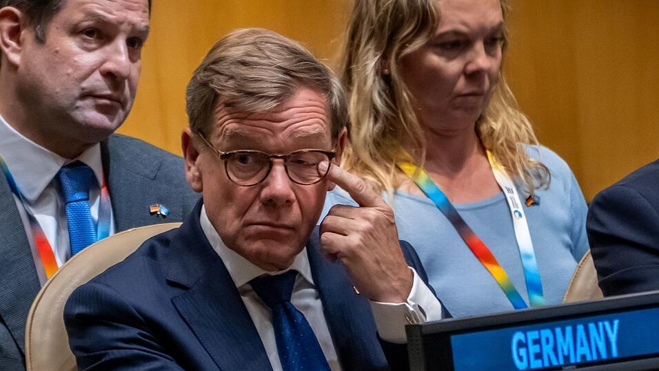 Außenminister Johann Wadephul (CDU) während der Verkündung des Wahlergebnisses für den UN-Sicherheitsrat in New York. Außenminister Johann Wadephul (CDU) während der Verkündung des Wahlergebnisses für den UN-Sicherheitsrat in New York.