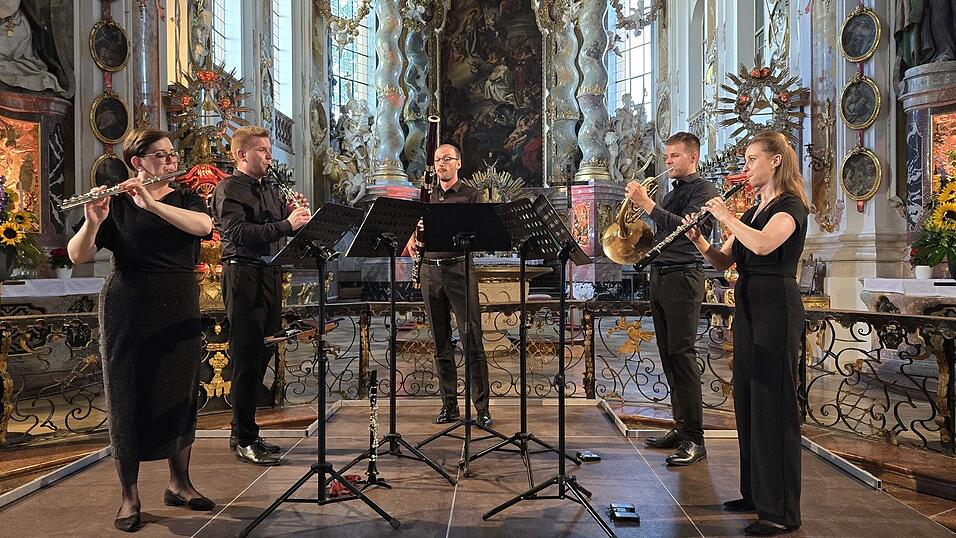 Das Alinde Quintett mit (v.l.) Anna Tal&aacute;ckov&aacute;, David &Scaron;imecek, Petr Sedl&aacute;k, Kry&scaron;tof Koska und Barbora Trnc&iacute;kov&aacute; begeisterte mit technischer Brillanz.