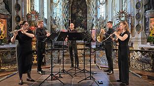 Das Alinde Quintett mit (v.l.) Anna Tal&aacute;ckov&aacute;, David &Scaron;imecek, Petr Sedl&aacute;k, Kry&scaron;tof Koska und Barbora Trnc&iacute;kov&aacute; begeisterte mit technischer Brillanz.